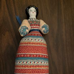 Avon Vintage American Heirloom ( Needle -sewing) Doll