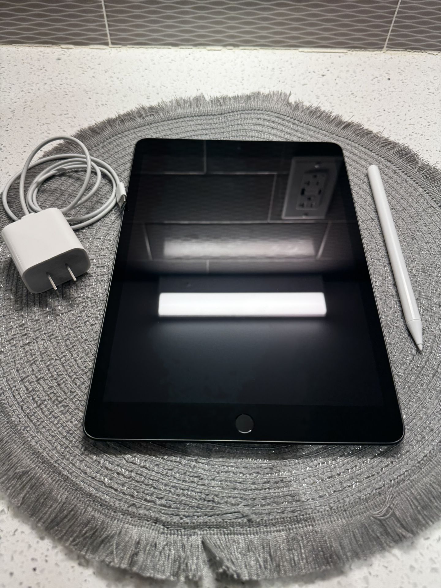 iPad 9th Gen 64GB Wi-Fi + Charger + Stylus – Excellent Condition