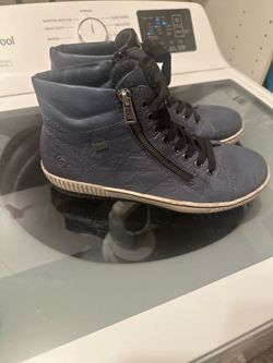 Remote boots women