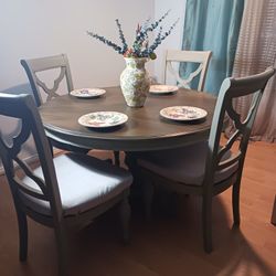 Refurbished Pottery Barn Finish Round Kitchen Table  4-5 Chairs  Freshly Painted 