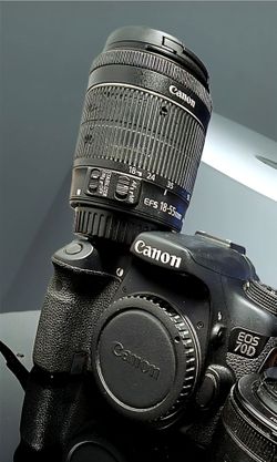 Canon 70D Creator Bundle | 18-55mm IS STM Lens | Dual Pixel AF | Batteries Included