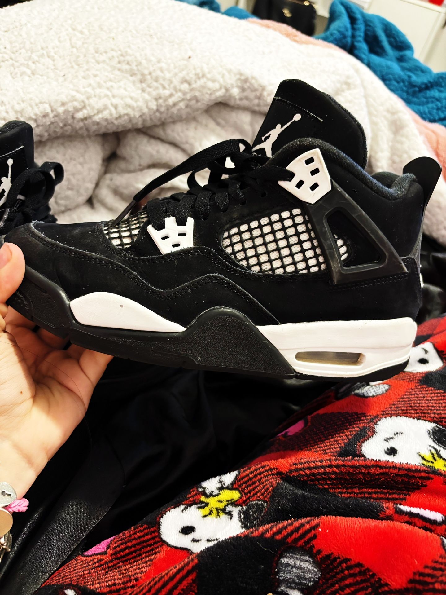 Jordan 4s ‘White Thunder’