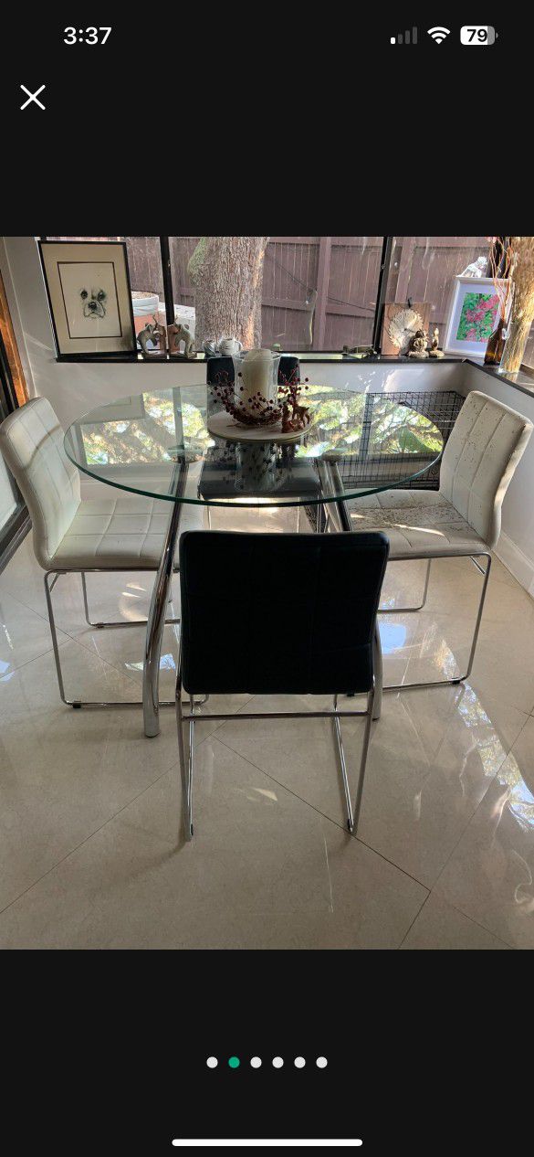 Round Glass Table and 4 Chairs 