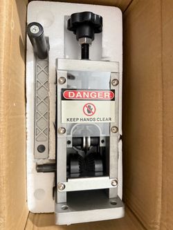Wire stripping machine