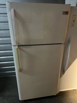 🫐 Frigidaire Top-Freezer Refrigerator White (FREE DELIVERY/ WARRANTY)