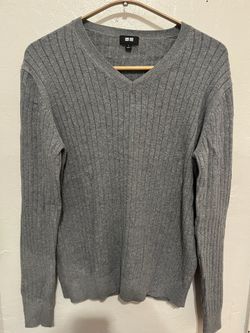 Uniqlo Women’s V-neck grey sweater 