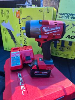 Milwaukee
M18 FUEL 18V Lithium-Ion Brushless Cordless 1/2 in. Impact Wrench w/Friction Ring Kit w/One 5.0 Ah Battery and Bag