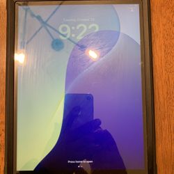Holiday Sales! Apple iPad 7th Generation 10.2” 32GB Cellular Version Unlocked Like New!