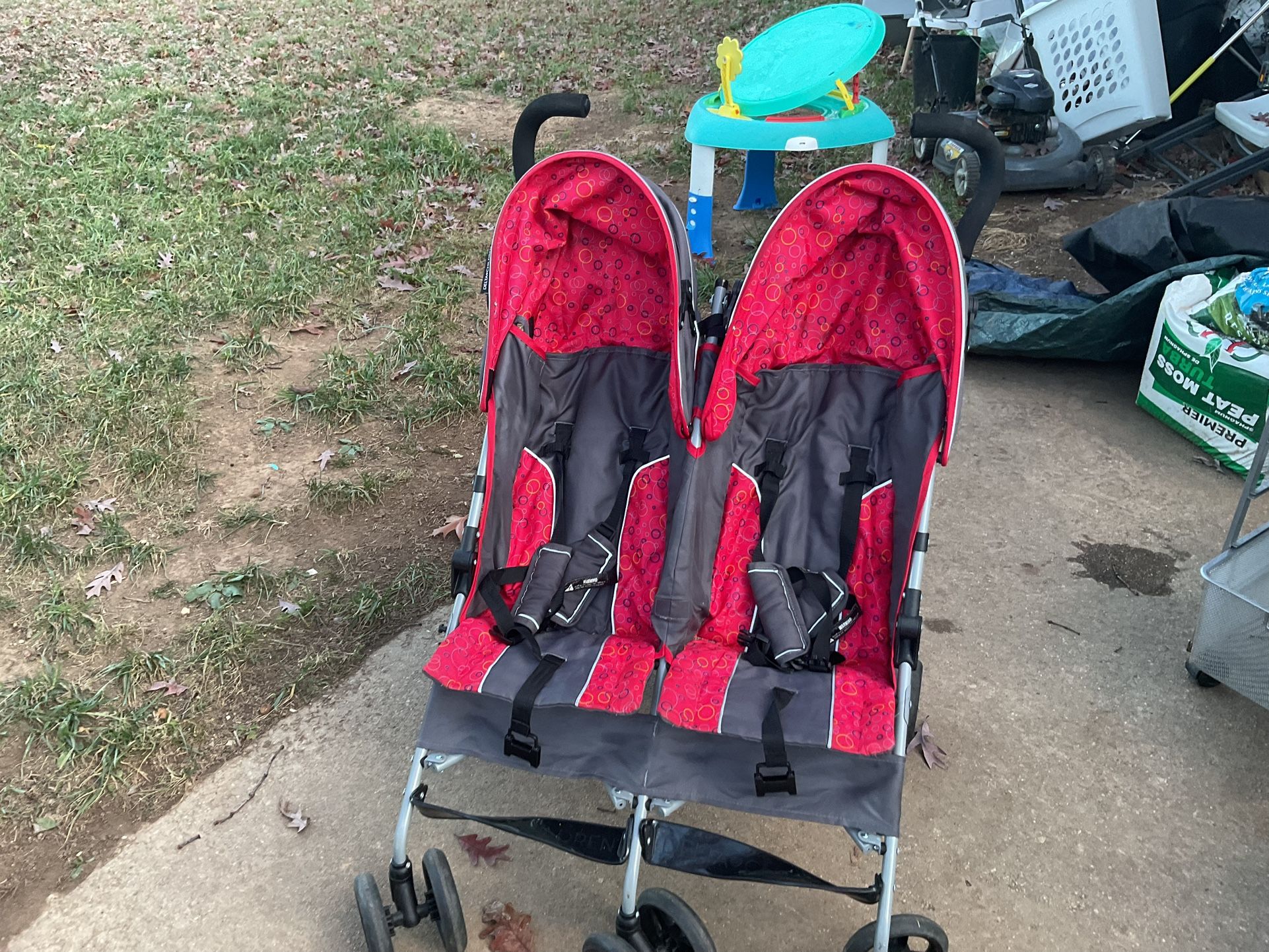 A Very Good Twin Stroller , In Good Condition, Almost New (NO SHIPPING)