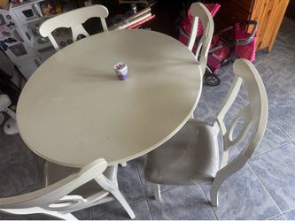 Waite round table come with four chairs