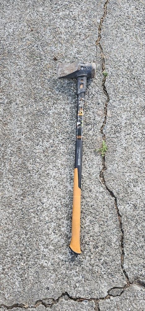 Fiskars PRO IsoCore 8-lb Maul – Heavy Duty Wood Splitter – $10