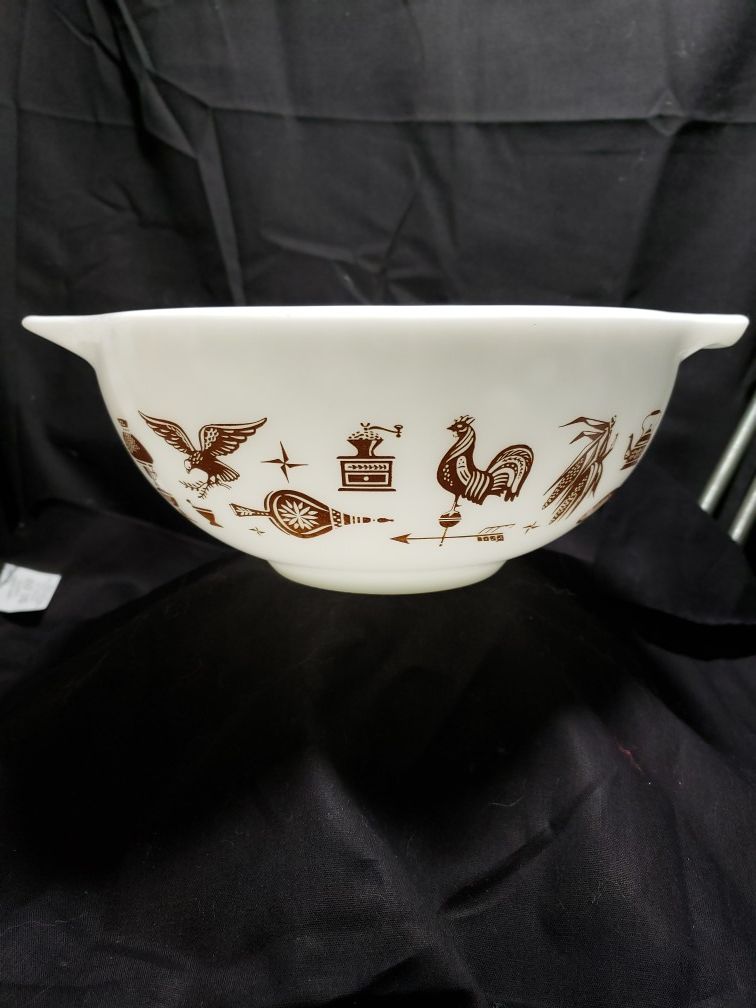 Vintage Pyrex Early American #443 2 1/2 quart nesting Cinderella mixing bowl .