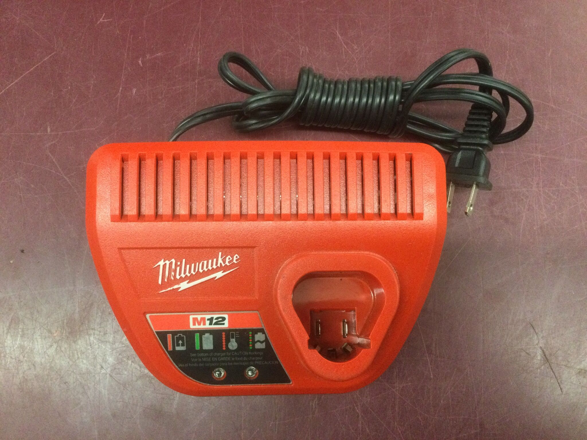 MILWAUKEE M12 LITHIUM BATTERY CHARGER 12V / 12 VOLT
