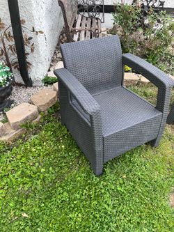 Outdoor Wicker Arm Chair(1) no pillow.