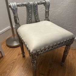 Mini Throne Like Make Up Chair 