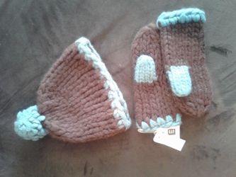 GAP MITTEN AND HAT SET