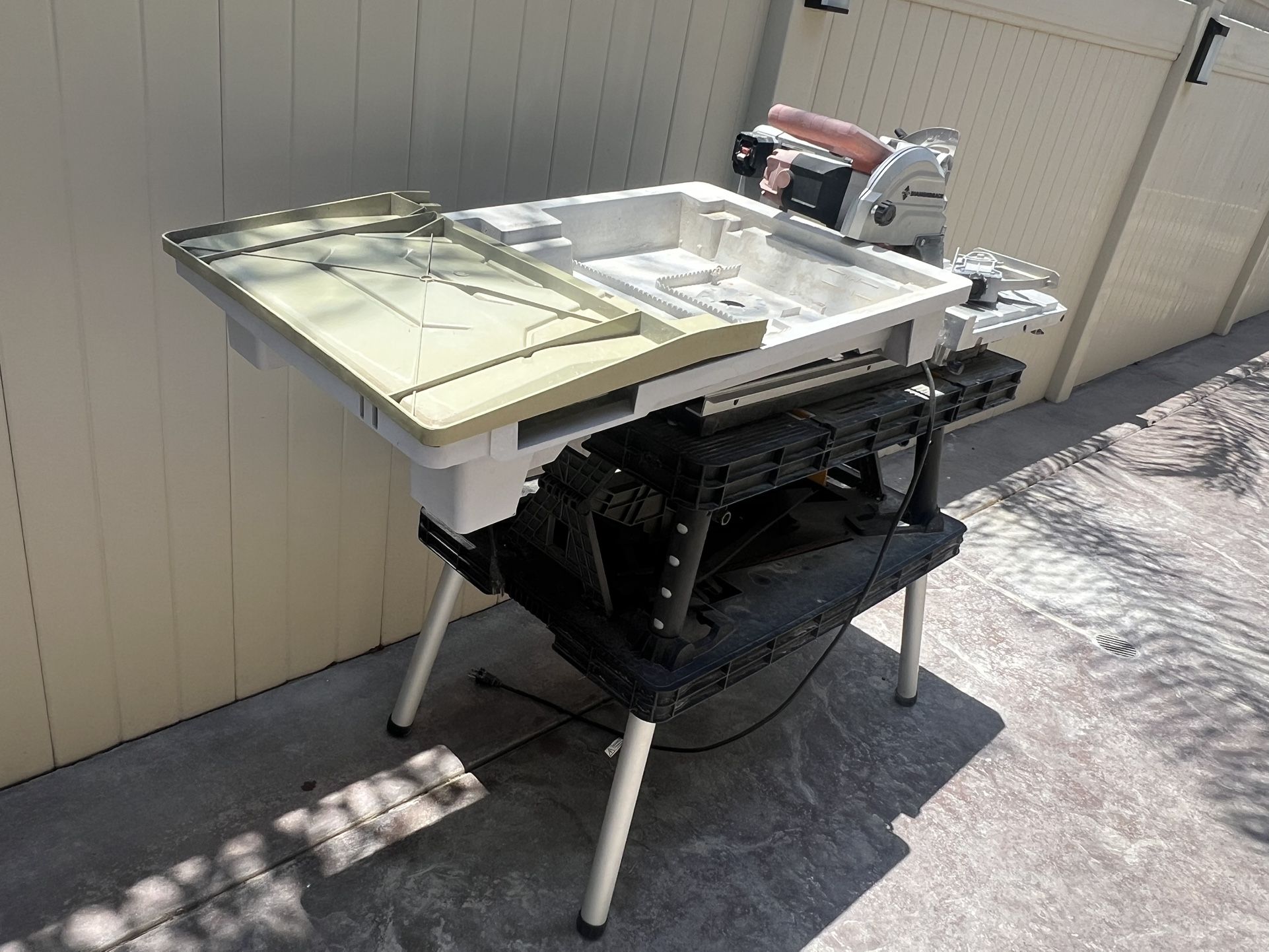 Diamondback Wet Tile Saw With Table