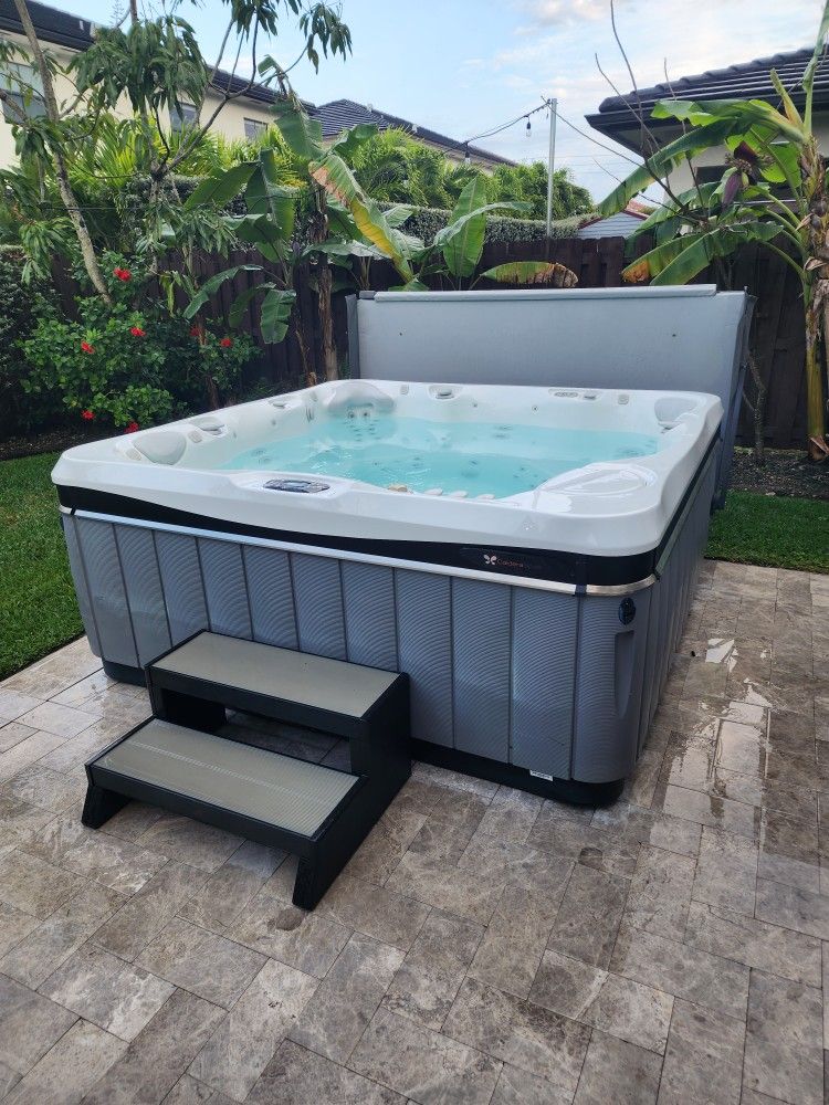 Caldera Utopia Geneve 6 Person Hot Tub Spa Jacuzzi