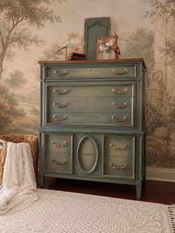 Stunning 6 drawer dresser