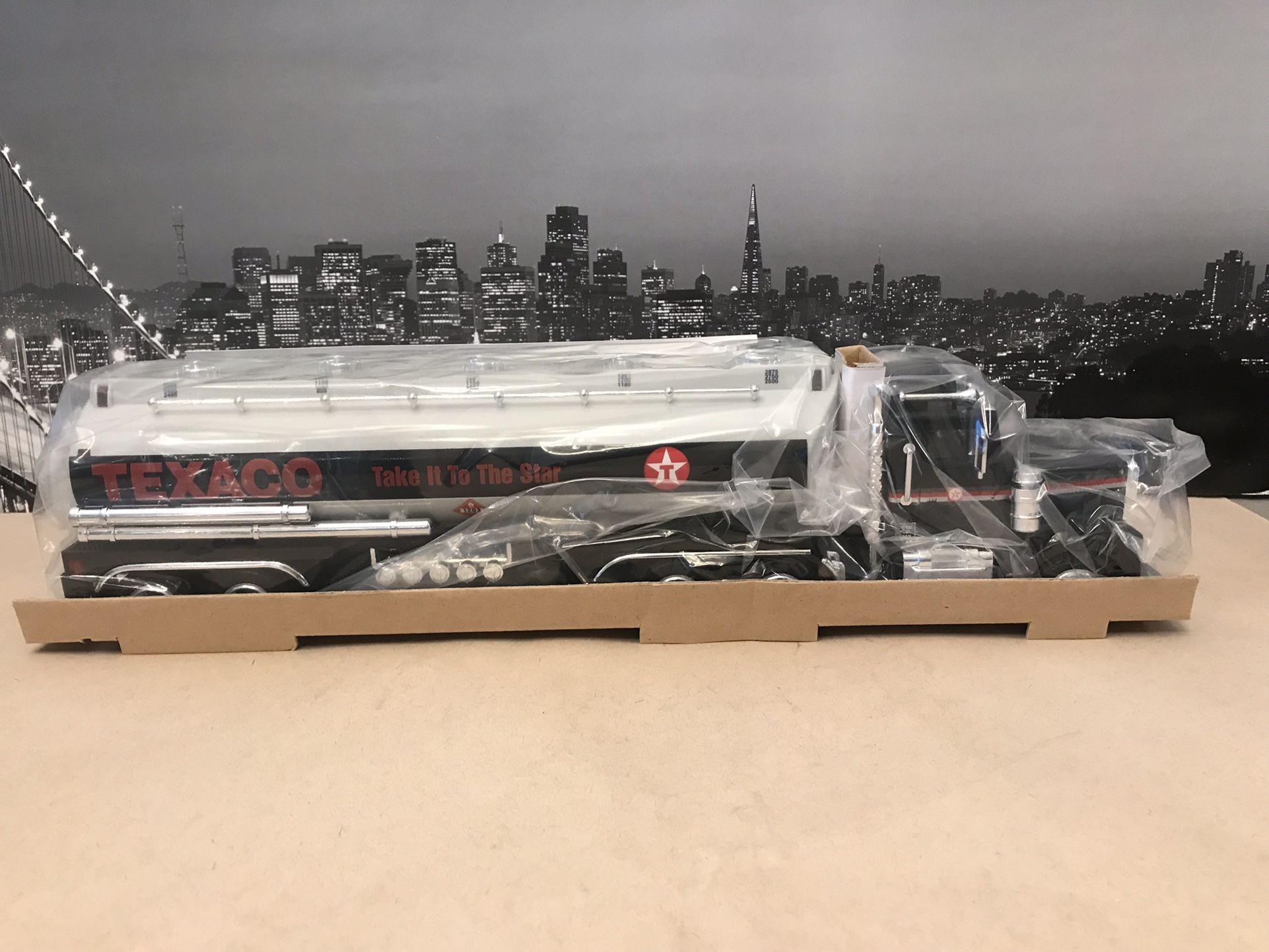 1997 Texaco 18-Wheel Toy Tanker Truck. NIB