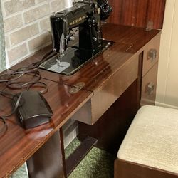 Vintage Singer Sewing Machine 319W