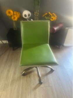Green swivel desk chair