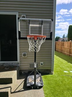 10ft adjustable basketball hoop great condition