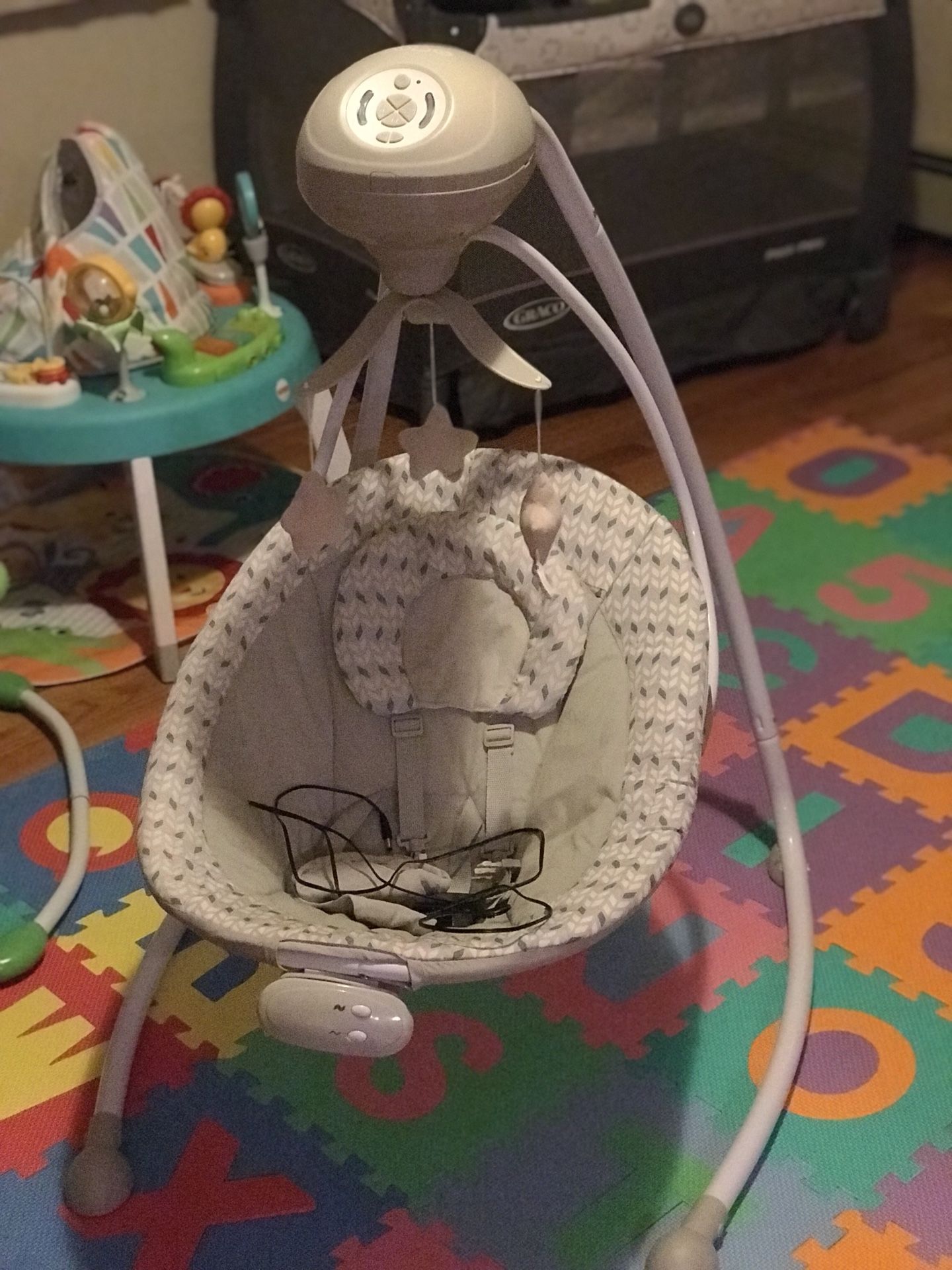 Zobo Rock swing. 5 speed. Can use with battery or outlet.