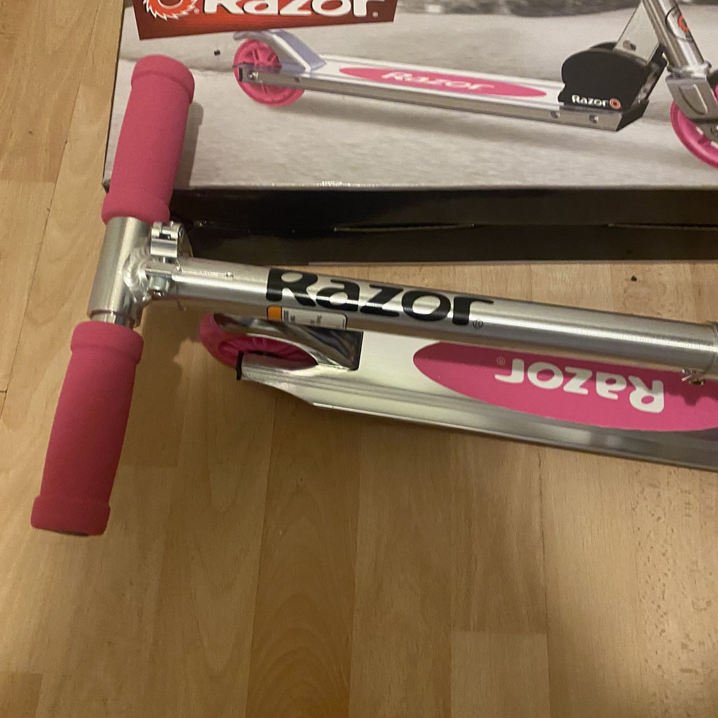 Brand New Razor scooter Color (Pink)