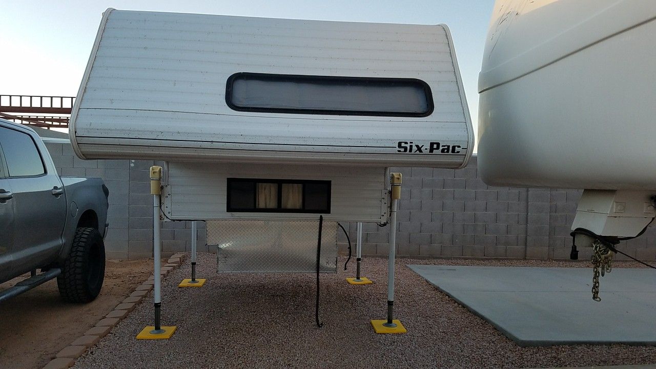 Six-Pac Delux 650 cabover camper