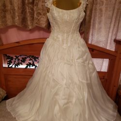 Bridals Dress,Size 10,long 55,100% Pure Silk ,color White. 