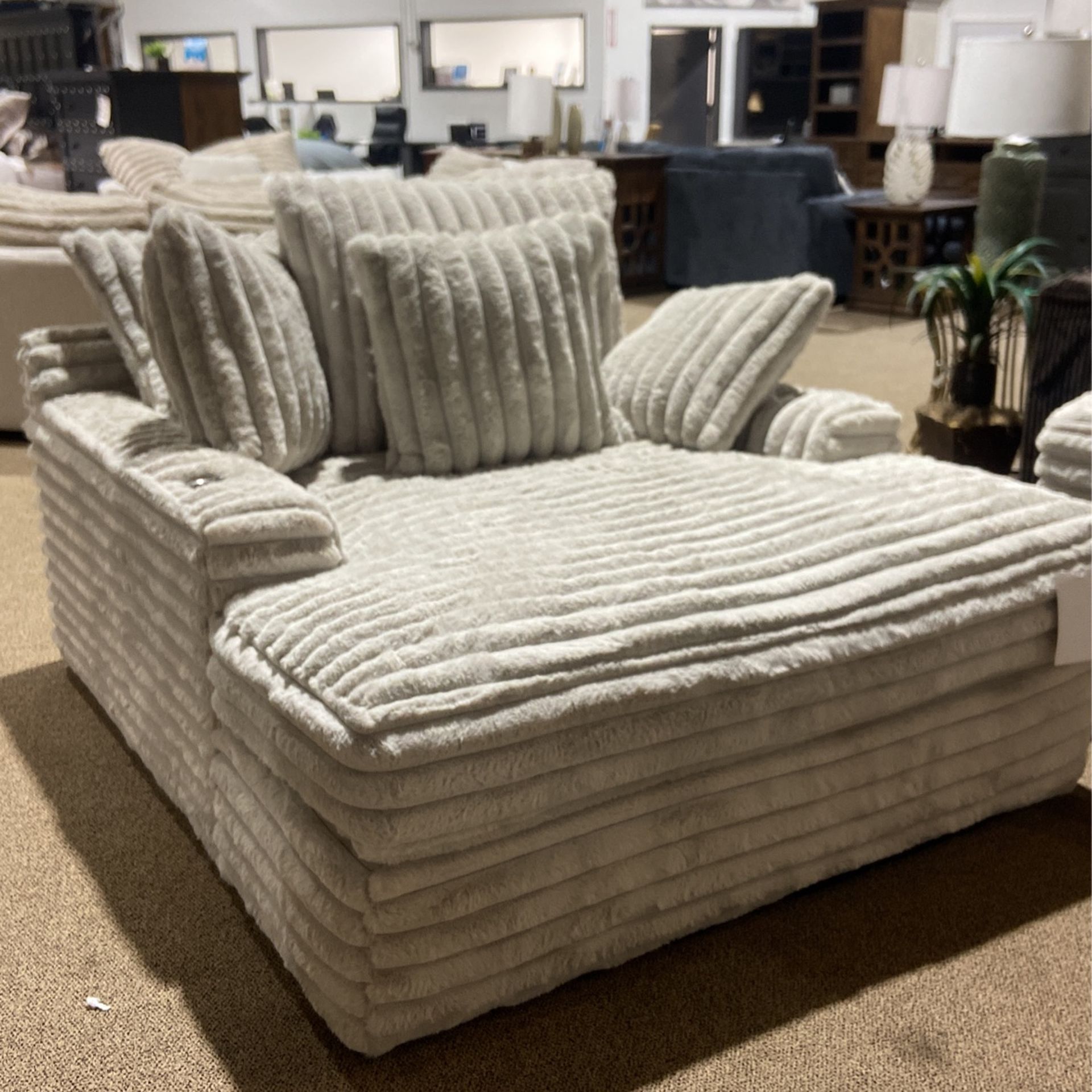 OVERSIZED LOUNGE CHAIR