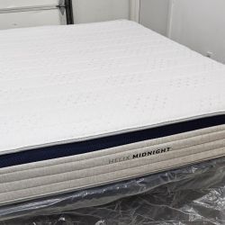LIKE NEW! Helix Midnight Queen Mattress - Delivery Available