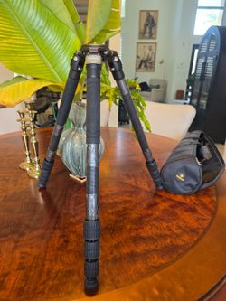 Robus Vantage Series 3 RC-5570 Carbon Fiber Tripod w/ Case 70.1in 55lb