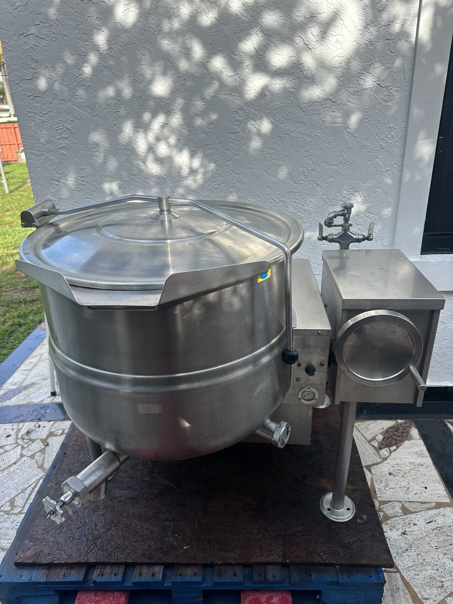 Cleveland KGL-40 Natural Gas 40 Gallon Tilting Steam Kettle