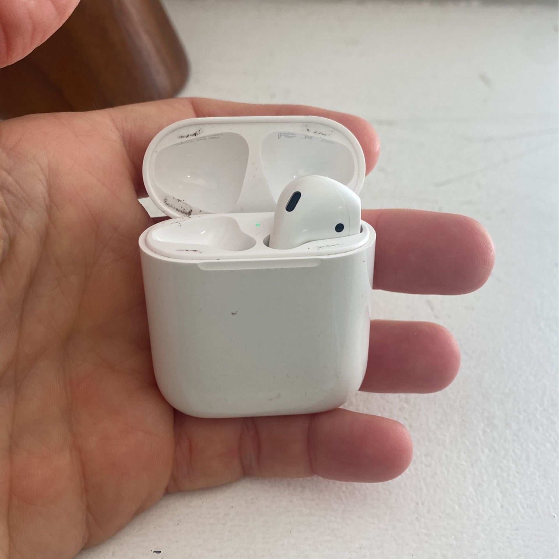Apple AirPod (missing Left Side) And Charging Case