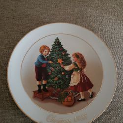 Vintage 1982 Christmas Memories Plate