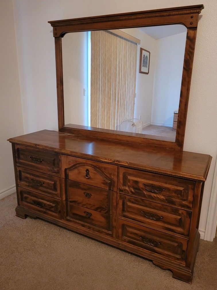Dresser With Mirror
