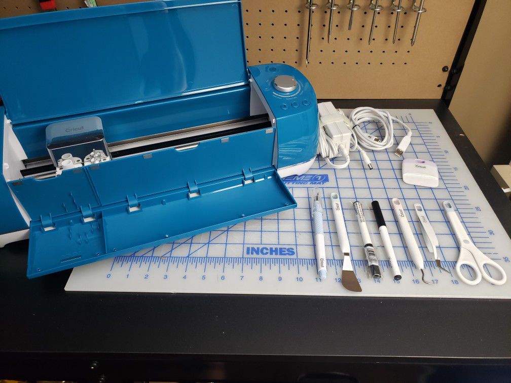 cricut explore air 2, barely used, accessories and mats included