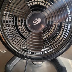 ​Bionaire High-Performance 10" Oscillating Table Fan - 3 Speeds