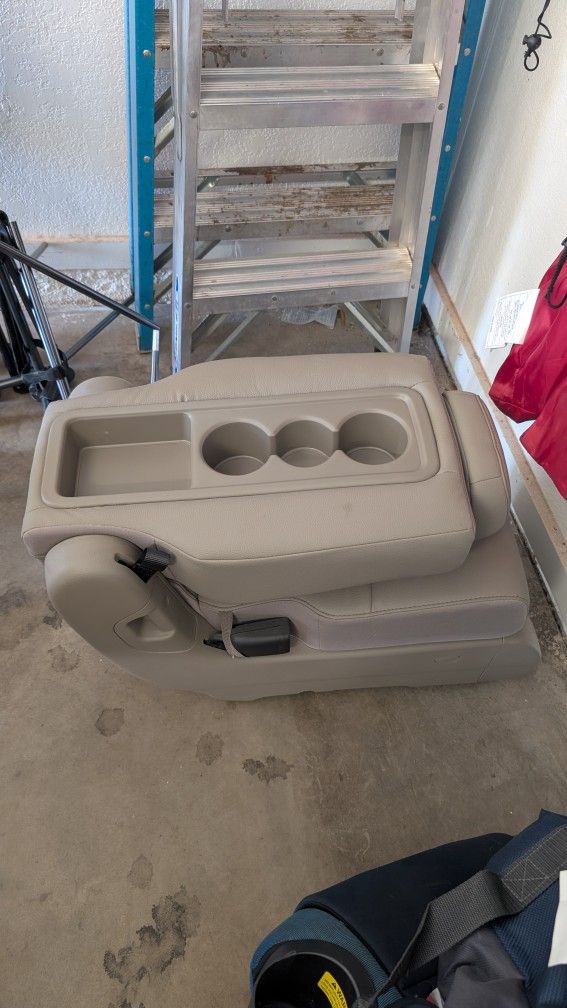 Honda Odyssey 2nd Row Middle Seat OEM (2021), Fits 2018 To 2024.