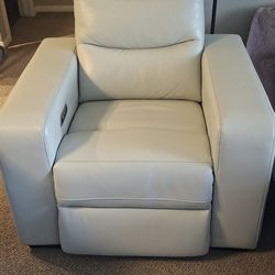 Recliner Chair – Like New, Modern & Comfortable