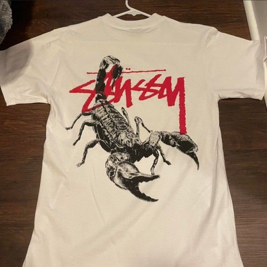 BRAND NEW STUSSY SCORPION TEE IN WHITE - MEDIUM