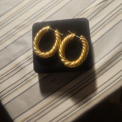 18 Kt  Sold Gold Earrings 