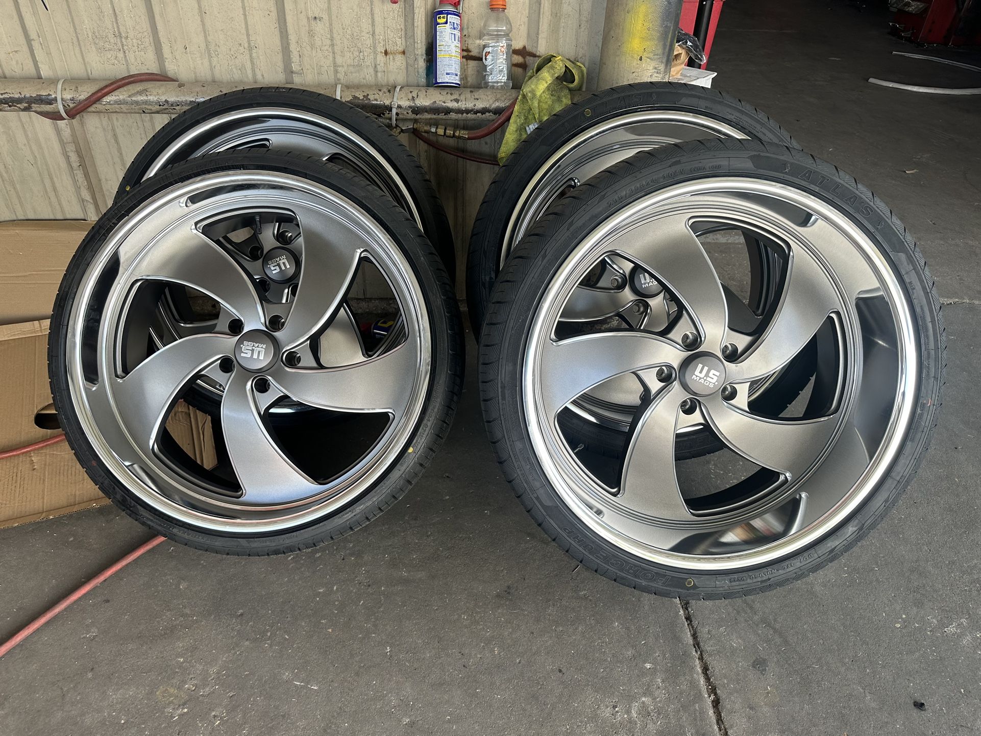 24” Staggerd Us Mag Wheels With Tires