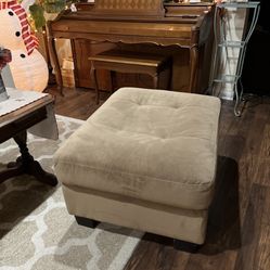 Great condition ottoman asking $10