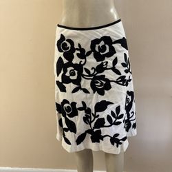 White House Black Market Black Embroidered Floral Skirt Size 0 EUC