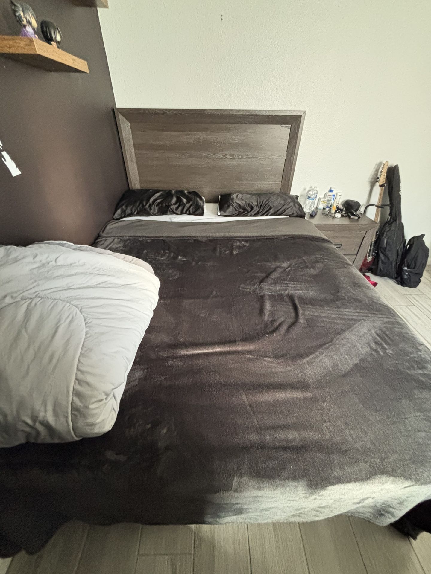 dark grey/brown bed frame (1/3 pieces)