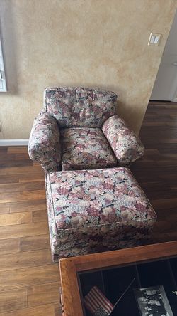 2X Chairs and Ottomans