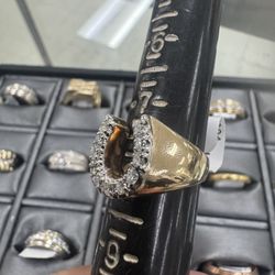 14Kyg Men’s HorseShoe Ring w/ 11-7Pt Diamonds Size 8 (Approximately 7.82Grams) 